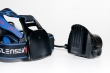 Kopf und Batterien sind mit Clips befestigt.